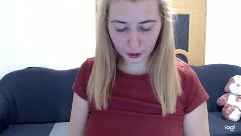 Snapshot of dianasmiey7 chatting on March 12, 2025, 9:35 pm dianasmiey7 online show from March 12, 2025, 9:35 pm