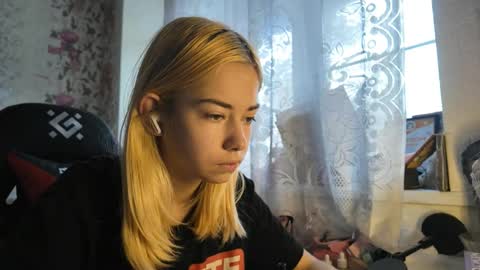 Snapshot of dinorahmroczkowski chatting on October 24, 2025, 7:27 am dinorahmroczkowski online show from October 24, 2025, 7:27 am