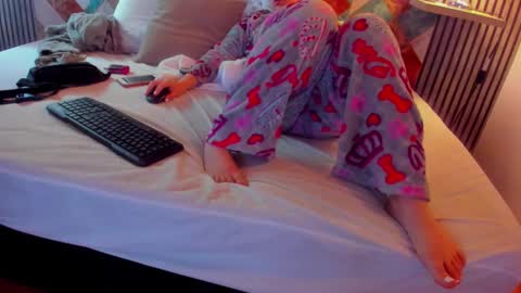 diosaelchat online show from November 17, 2025, 3:34 am