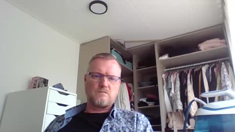 dirkkie1975 online show from May 15, 2026, 9:38 am