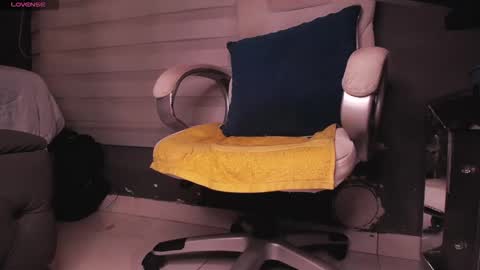 dirty_27cms online show from December 19, 2025, 11:45 pm