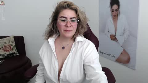 Snapshot of diva_milf chatting on December 26, 2024, 1:40 am Diva online show from December 26, 2024, 1:40 am
