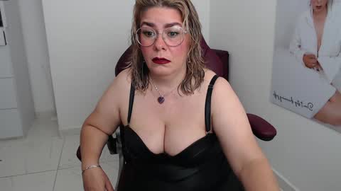 Snapshot of diva_milf chatting on December 29, 2024, 8:37 pm Diva online show from December 29, 2024, 8:37 pm