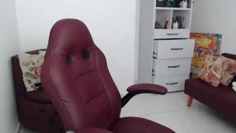 Snapshot of diva_milf chatting on December 31, 2024, 2:36 pm Diva online show from December 31, 2024, 2:36 pm