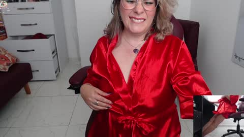 Snapshot of diva_milf chatting on January 2, 2025, 2:11 am Diva online show from January 2, 2025, 2:11 am