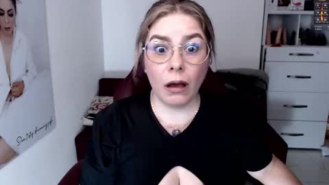 Snapshot of diva_milf chatting on October 10, 2025, 11:26 pm Diva online show from October 10, 2025, 11:26 pm