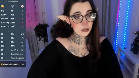 dixipixi_ online show from October 3, 2025, 5:48 am