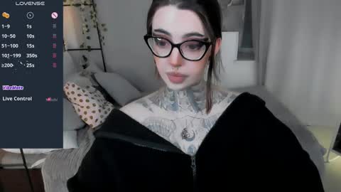 dixipixi_ online show from May 8, 2026, 7:36 am