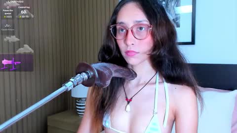 Snapshot of doll_bella_ chatting on September 18, 2025, 8:22 pm Bella  online show from September 18, 2025, 8:22 pm