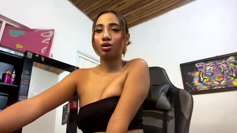 doll_miaa online show from February 12, 2025, 3:07 am