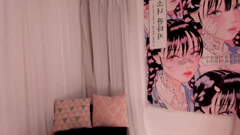 Snapshot of doll_venus chatting on April 1, 2026, 12:11 am Roxana independent model can you help me reach 100 hands up uwu online show from April 1, 2026, 12:11 am