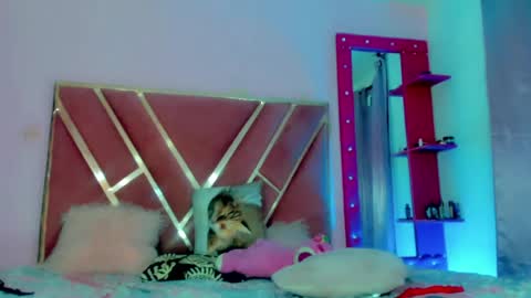 dollcute_latin online show from May 6, 2026, 12:52 am