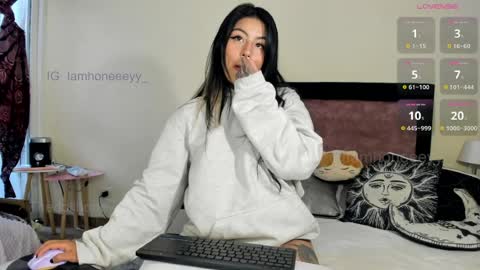 Snapshot of dollhoneycam chatting on April 1, 2026, 4:37 pm HONEY online show from April 1, 2026, 4:37 pm