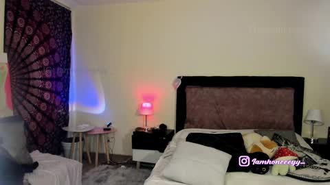 Snapshot of dollhoneycam chatting on April 23, 2026, 6:03 am HONEY online show from April 23, 2026, 6:03 am