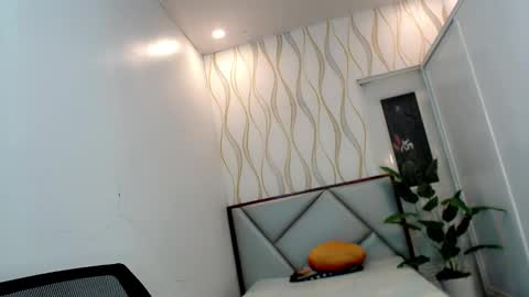 Snapshot of dollinheat chatting on October 19, 2025, 7:36 pm Make me Happy online show from October 19, 2025, 7:36 pm