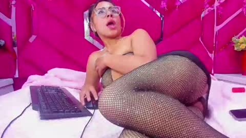 dollyjuicy1 online show from December 20, 2024, 10:00 pm