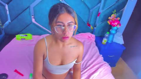 dollyjuicy1 online show from December 22, 2024, 9:33 am