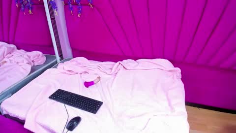 dollyjuicy1 online show from January 27, 2025, 2:42 am