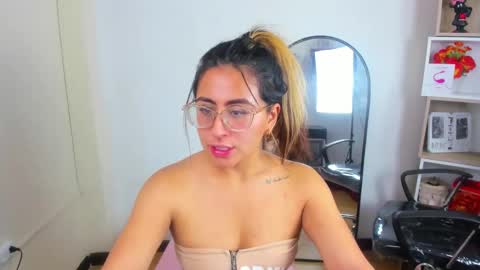 dollyjuicy1 online show from February 26, 2025, 10:47 am