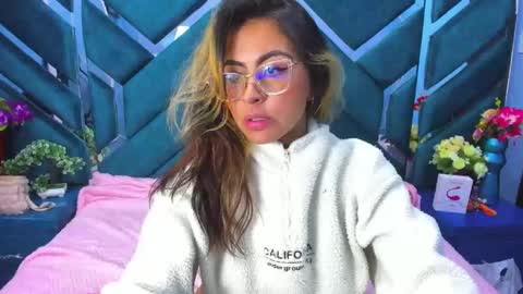 dollyjuicy1 online show from February 28, 2025, 3:48 am