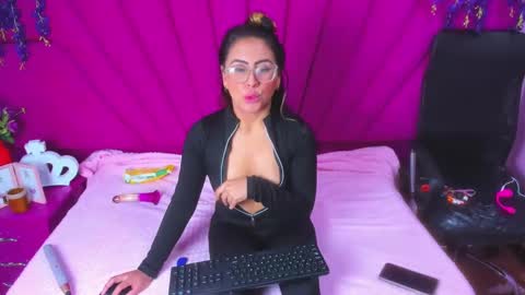 dollyjuicy1 online show from March 4, 2025, 4:06 am