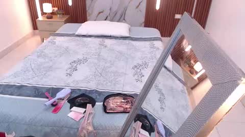 Snapshot of domenica_west chatting on October 23, 2025, 12:15 pm domenica online show from October 23, 2025, 12:15 pm