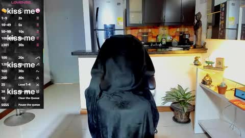 SANTI  independent model online show from September 19, 2025, 9:04 pm