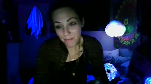 dominocryeux online show from September 21, 2025, 9:33 am