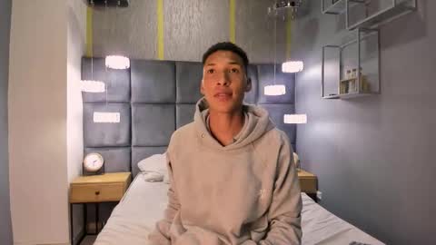 Domminick18 online show from October 25, 2025, 12:02 pm