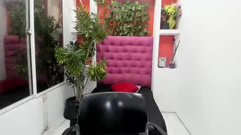 Snapshot of dona_tella chatting on October 30, 2025, 5:24 pm dona_tella online show from October 30, 2025, 5:24 pm