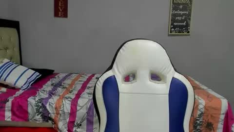 dona_tella online show from February 4, 2026, 9:20 pm