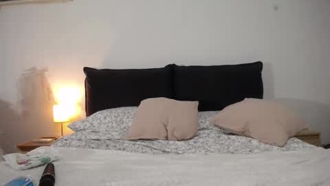 Iara online show from October 12, 2025, 9:14 pm