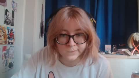 Lola online show from November 19, 2025, 9:20 am