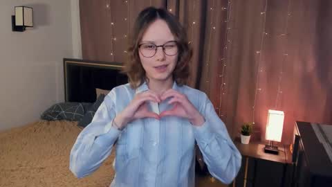 Violet online show from November 6, 2025, 8:21 pm