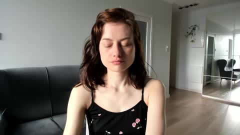 dormineaa online show from April 24, 2026, 5:32 am