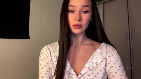 MOLLYYYY dont forget to give me a thumb up online show from January 10, 2026, 1:13 pm