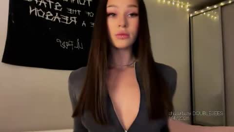 MOLLYYYY dont forget to give me a thumb up online show from April 1, 2026, 10:49 am