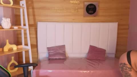 Draviana  online show from November 25, 2025, 2:55 am