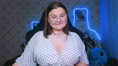 dreamforyoue2 online show from September 22, 2025, 6:10 pm