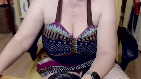 Snapshot of dreammilfi chatting on December 18, 2024, 1:23 pm dreammilfi online show from December 18, 2024, 1:23 pm