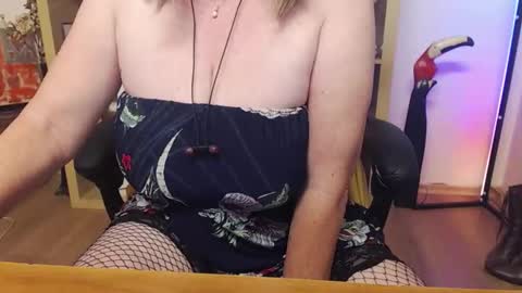 Snapshot of dreammilfi chatting on November 10, 2025, 8:24 am dreammilfi online show from November 10, 2025, 8:24 am