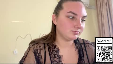 Mila online show from September 21, 2025, 2:19 pm