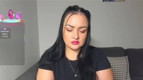 dreamyhousewife1 online show from November 18, 2025, 4:22 pm