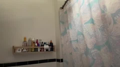 RIRI OR DREAMY online show from November 8, 2025, 5:23 pm