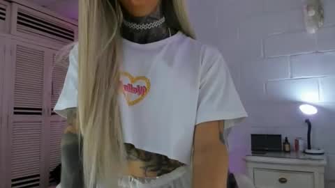 Snapshot of drippyorlove chatting on November 19, 2025, 1:44 pm drippyorlove online show from November 19, 2025, 1:44 pm