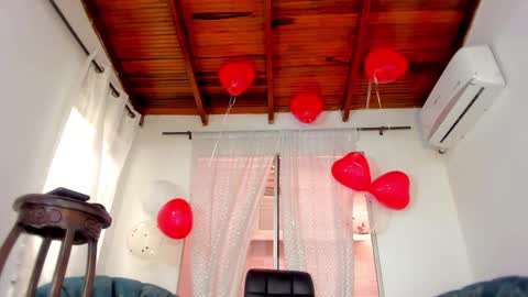 Dulce Y Jhoselin online show from February 12, 2026, 9:21 pm