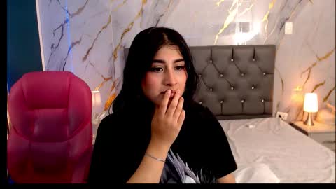 Snapshot of dulciinea_07 chatting on October 4, 2025, 10:08 pm Abril Cruz online show from October 4, 2025, 10:08 pm
