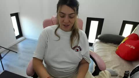 dayana online show from May 4, 2026, 5:03 am