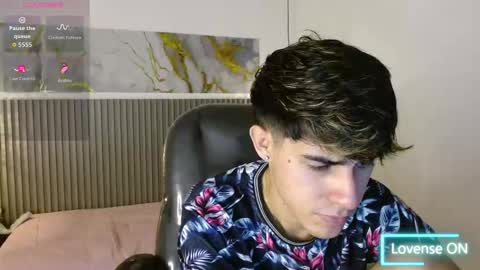 dyla_n18_ online show from November 24, 2025, 7:46 pm