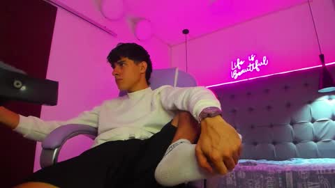 dyla_n18_ online show from January 10, 2026, 7:37 pm